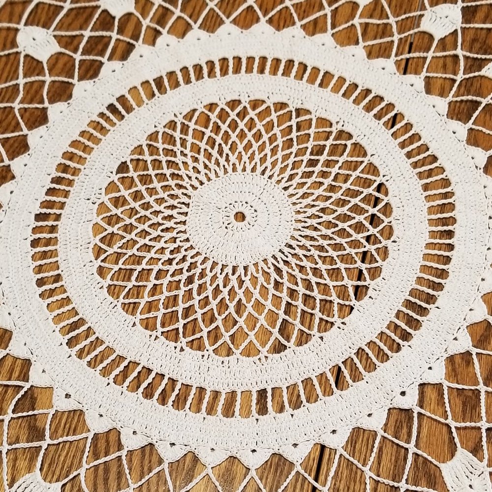 Vintage Style New Hand Crafted Pineapple Sheer White 35 1/2" Doily - Picture 3 of 3